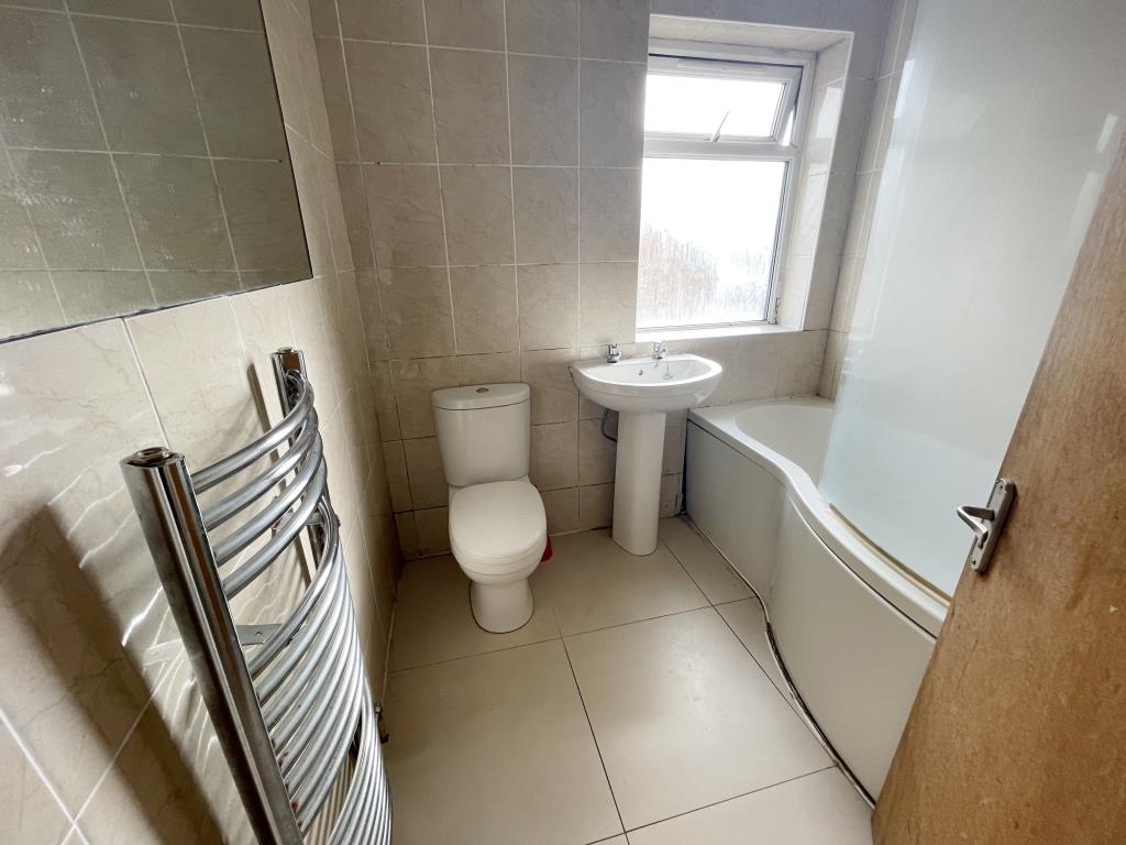 Lot: 138 - SECOND FLOOR FLAT WITH POTENTIAL - Bathroom